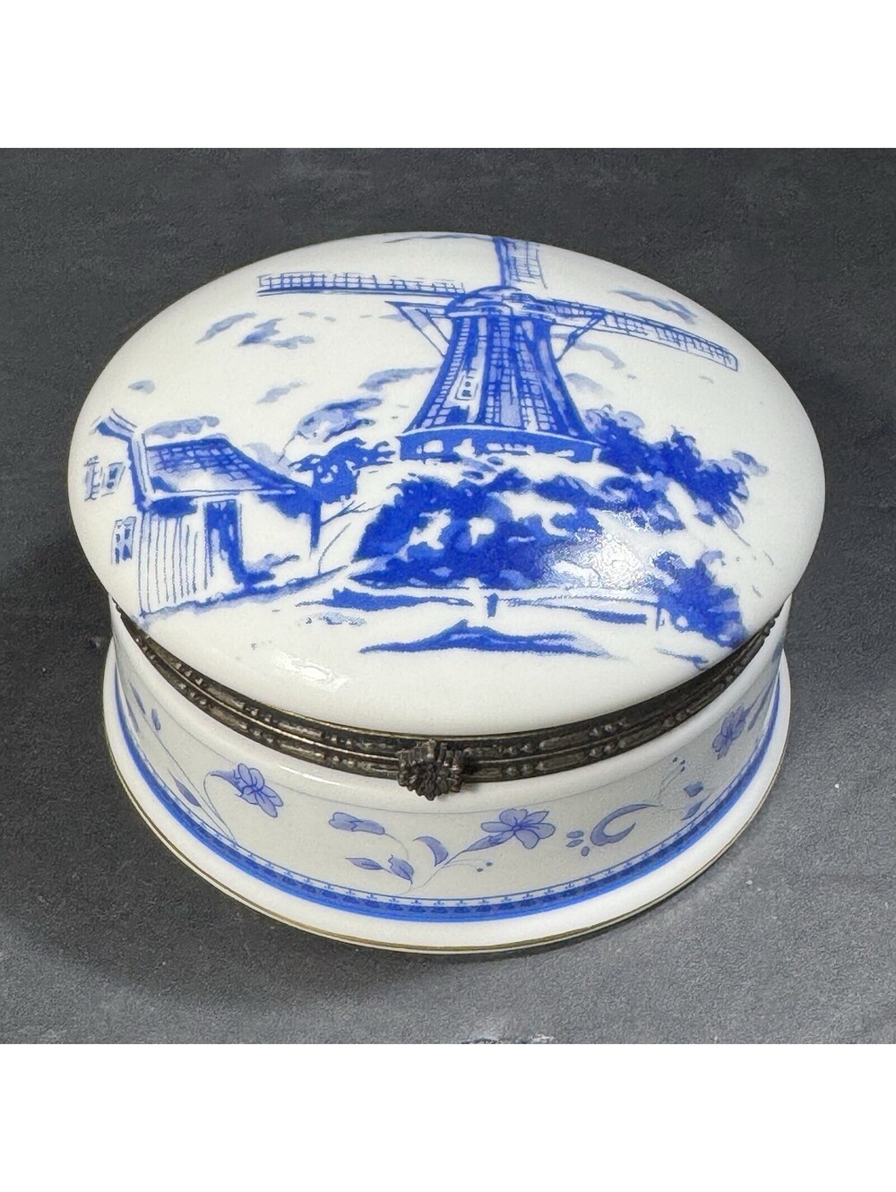 Vtg Blue & White Imperial Porcelain Delft-Style Round Trinket Dish Hinged Lid